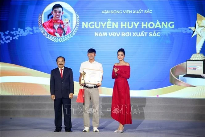 Vận động viên Nguyễn Huy Hoàng, sinh năm 2002, đơn vị Quảng Bình, được vinh danh và trao giải thưởng vận động viên bơi xuất sắc.