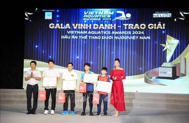 Các vận động viên được vinh danh hạng mục bơi xuất sắc 13 tuổi trở xuống tại Giải vô địch các Câu lạc bộ quốc gia vòng 2.