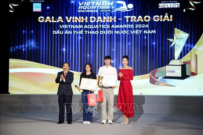 Hai vận động viên Võ Thị Mỹ Tiên và Nguyễn Huy Hoàng được vinh danh và trao giải thưởng vận động viên nam và nữ bơi xuất sắc.