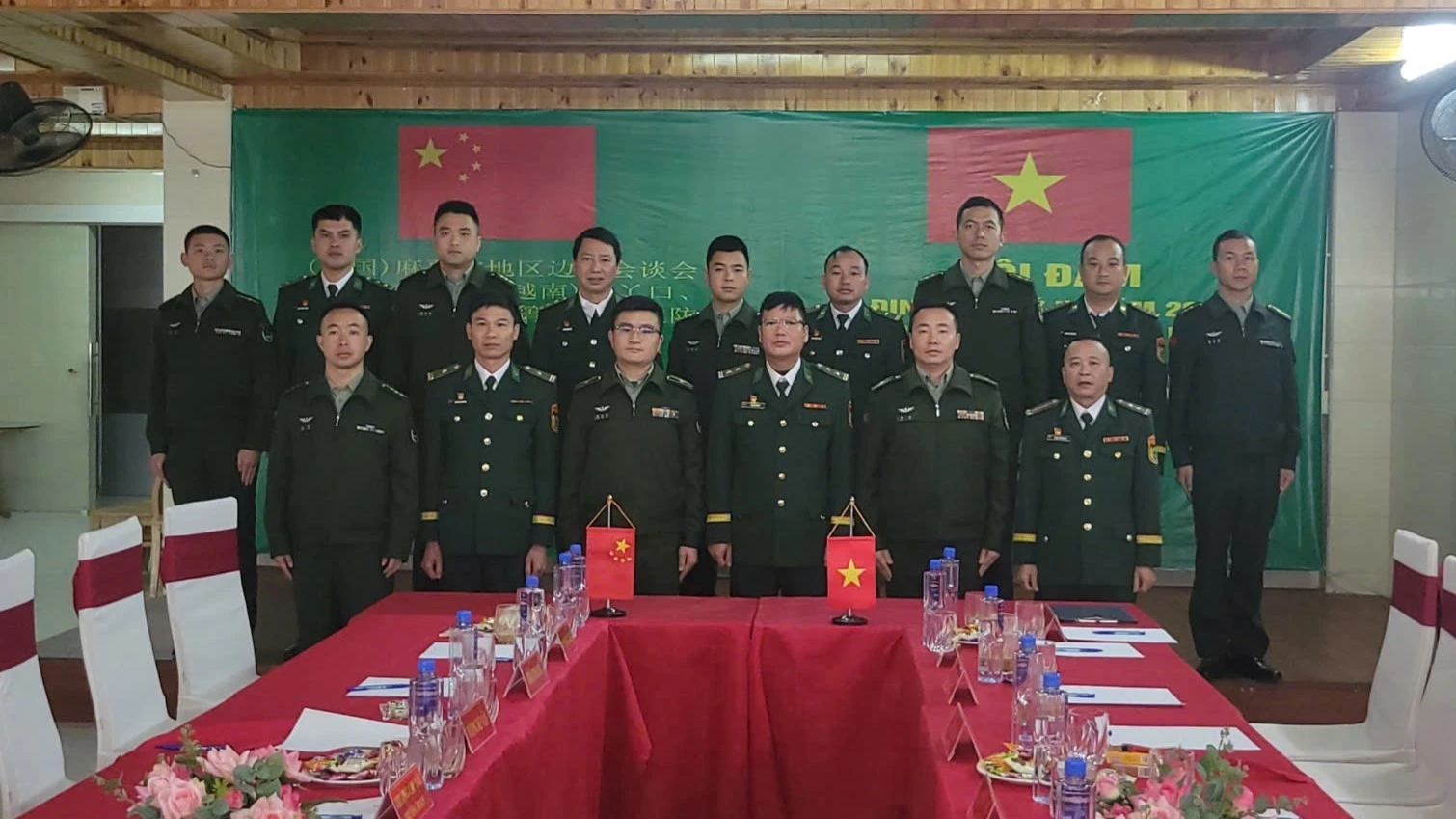 cac-thanh-vien-cua-hai-ben-tham-du-buoi-hoi-dam.jpg