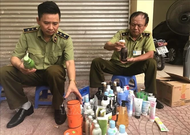 Cơ quan chức năng kiểm tra các sản phẩm mỹ phẩm trên thị trường. Ảnh minh họa: TTXVN