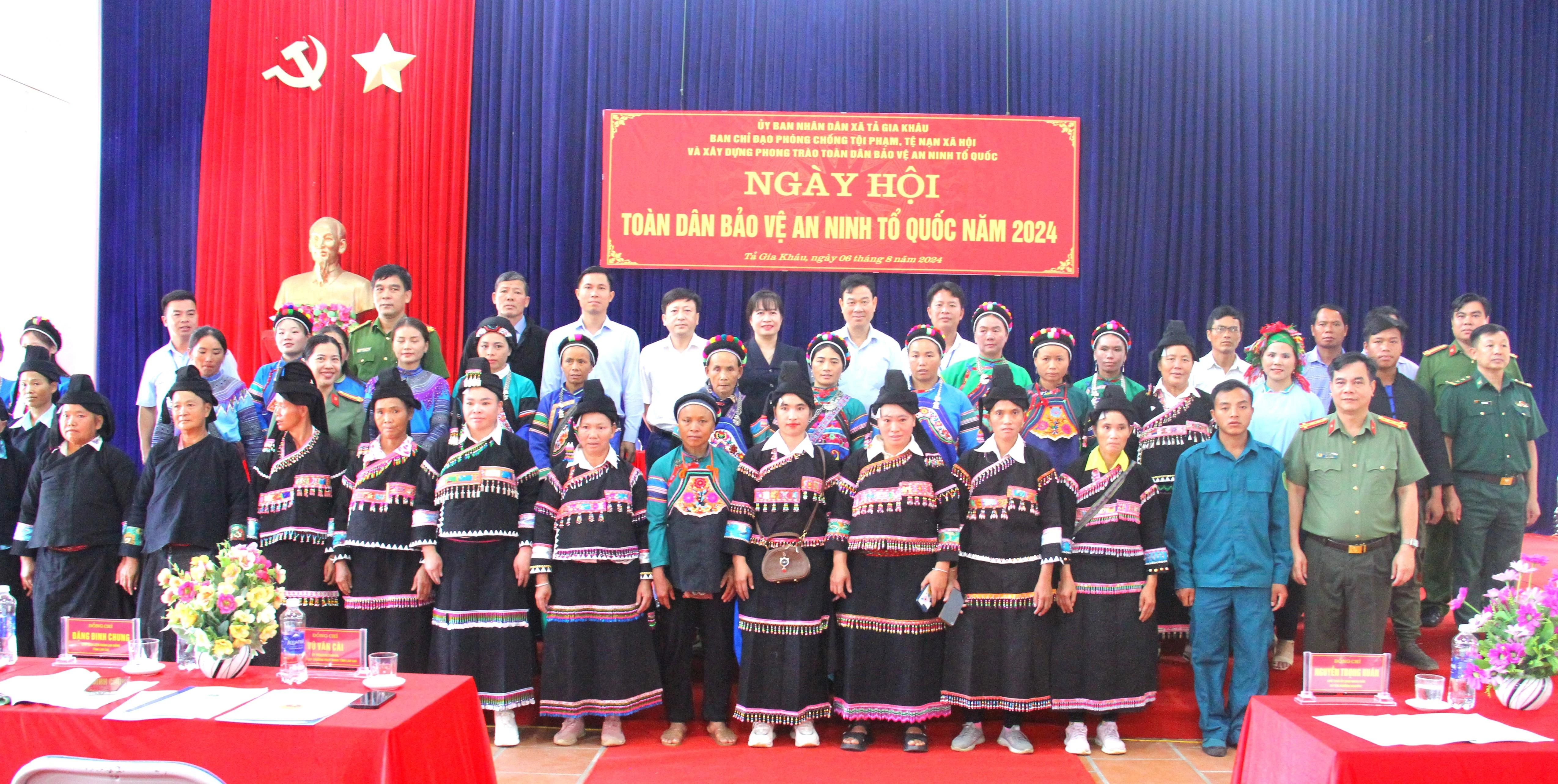 Các đại biểu chụp ảnh cùng cán bộ và Nhân dân xã Tả Gia Khâu.