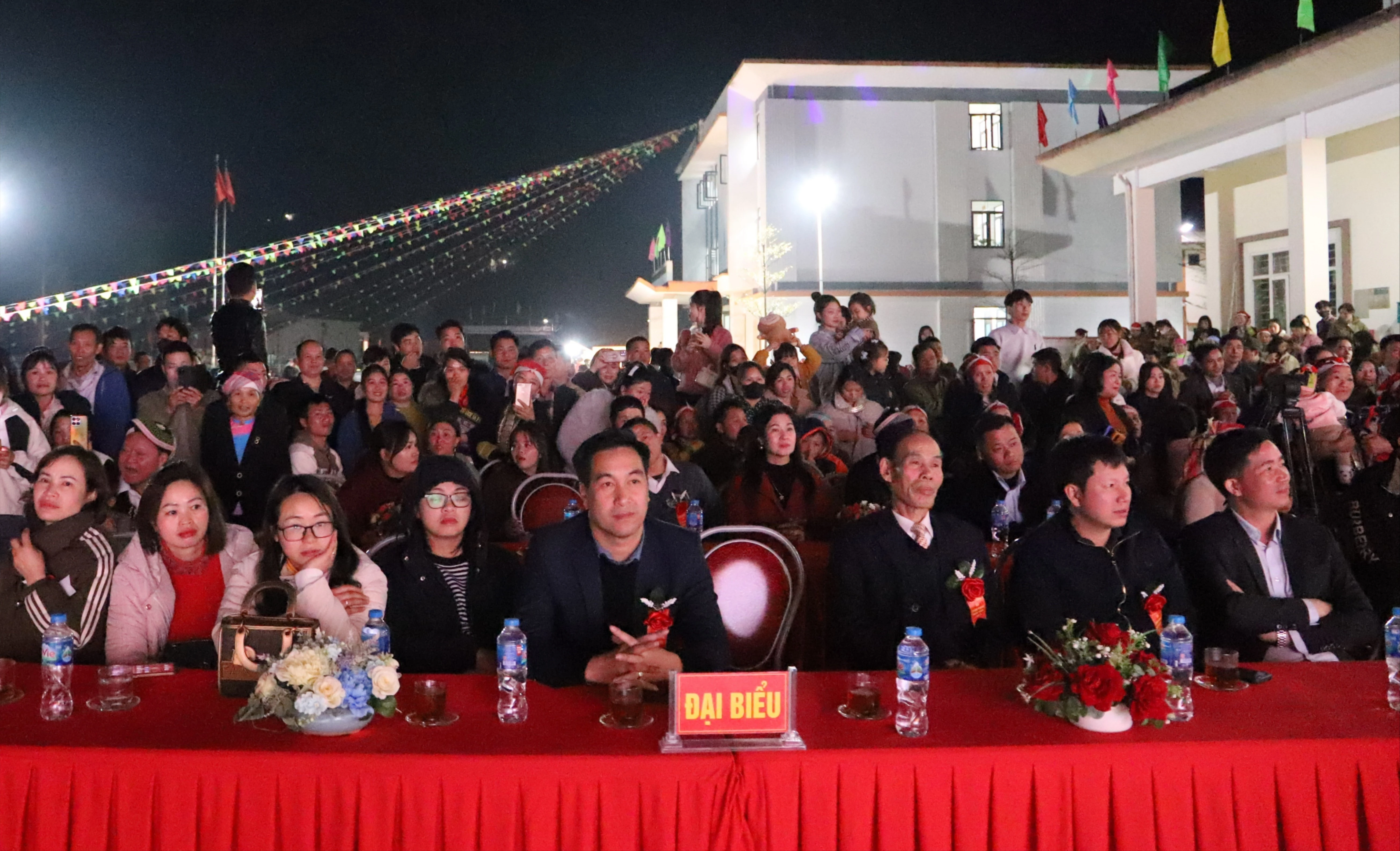 1-dai-bieu-va-nguoi-dan-tham-du-le-hoi-2239.jpg