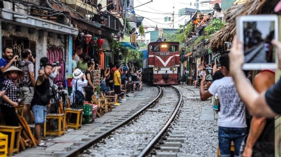 Sở Du lịch yêu cầu các doanh nghiệp kinh doanh dịch vụ lữ hành, vận chuyển khách du lịch không được giới thiệu, tổ chức các tour đưa khách đến khu vực hoạt động kinh doanh “Cà phê đường tàu”. Ảnh: S.T