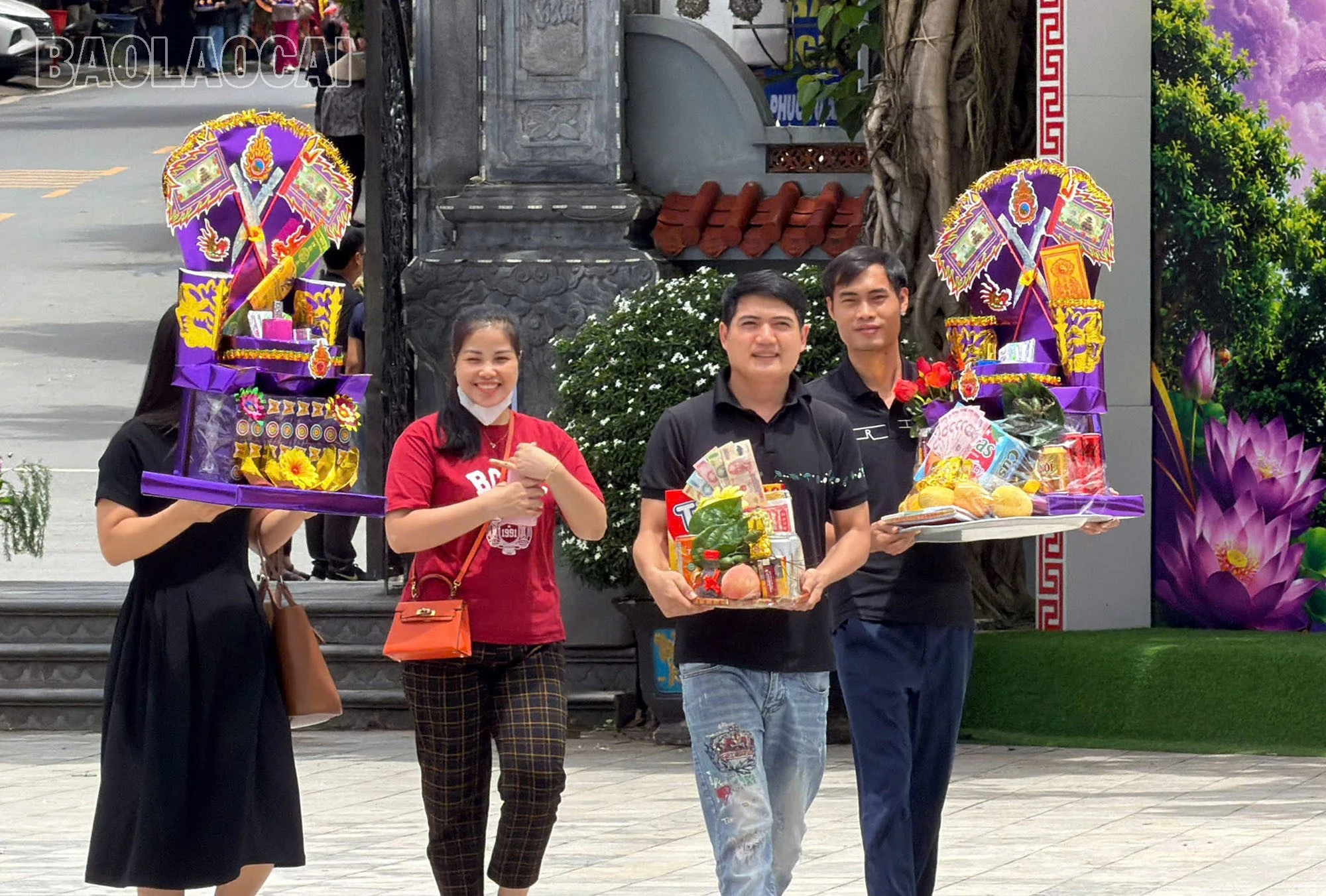 Du khách thập phương hoan hỷ đến dâng hương, chiêm bái tại đền Bảo Hà.