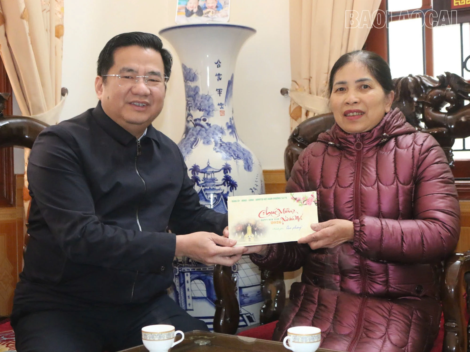 Đồng chí Tô Ngọc Liễn, Chủ tịch UBND phường Sa Pa ân cần thăm hỏi, động viên và trao quà của Chủ tịch nước, tỉnh Lào Cai và phường Sa Pa tới thân nhân liệt sĩ, người có công trên địa bàn phường.