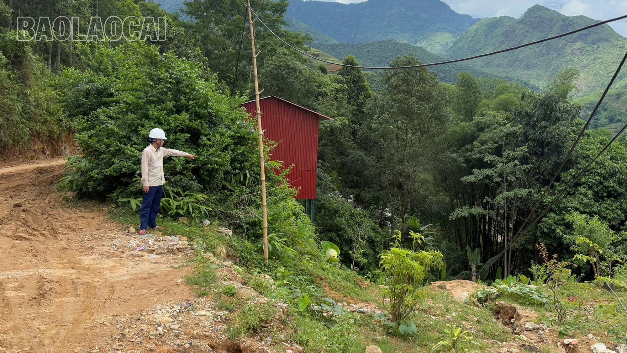 Những hôm trời mưa to, đất, đá từ tuyến đường thi công dang dở tràn xuống các hộ dân, trường học.