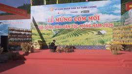  Sôi nổi Lễ mừng cơm mới của người Mông xã Púng Luông