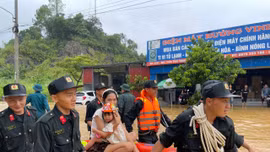 Khoảnh khắc đẹp của chiến sĩ công an nhân dân