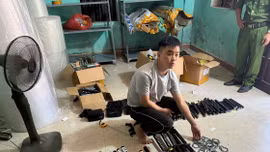 Bắt đối tượng mua gần 1 tấn dao, kiếm, bình xịt hơi cay qua mạng