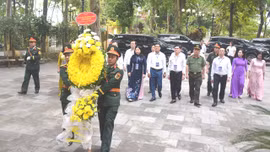 Ban tổ chức Lễ hội Mường Lò 2026 dâng hương tưởng niệm Bác Hồ và các Anh hùng liệt sĩ
