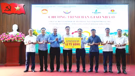 Bàn giao kinh phí nhà "Đại đoàn kết" cho các hộ gia đình khó khăn tại Lào Cai