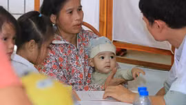 Nhân viên y tế thôn, cô đỡ thôn bản yên tâm công tác khi phụ cấp tăng