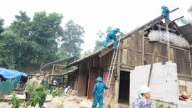 Lãnh đạo xã Gia Phú kiểm tra tiến độ giải phóng mặt bằng và động viên các hộ dân trong diện di dời