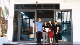 Bát Xát bàn giao kinh phí hỗ trợ làm nhà ở cho thân nhân người có công