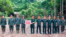 Chủ nhiệm Chính trị Quân khu 2 thăm, động viên lực lượng tìm kiếm, quy tập hài cốt liệt sĩ tại Lào Cai