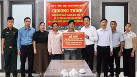 Phường Âu Lâu bàn giao kinh phí hỗ trợ xóa nhà tạm cho con đẻ của người hoạt động kháng chiến bị nhiễm chất độc hóa học