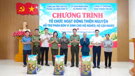 200 hộ nghèo xã Nghĩa Tâm và Đông Cuông được hỗ trợ phân bón vi sinh