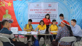 Hội Chữ thập đỏ tỉnh Lào Cai cấp phát tiền hỗ trợ cho người dân xã Cốc San