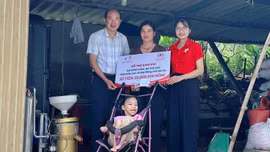 Quỹ Thiện Tâm - Tập đoàn Vingroup trao hỗ trợ cho trẻ khuyết tật đặc biệt nặng tại thôn Kiên Lao 