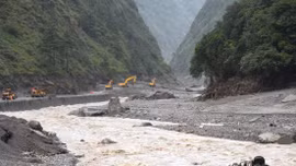 Tràn hồ chắn dòng ở biên giới Nepal và Trung Quốc khiến công tác cứu hộ phải tạm dừng