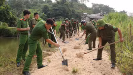 Công an xã Lục Yên chung tay tu sửa đường giao thông nông thôn