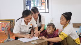 Tổ công tác lưu động xã Lục Yên hỗ trợ người dân thực hiện thủ tục hành chính