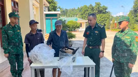 Thủ đoạn buôn lậu mới trên sông Hồng: Thả trôi hàng lậu, dùng xuồng điện "ngụy trang" vượt biên