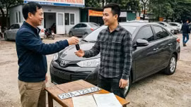 Bán xe có phải giao luôn giấy tờ và biển số cho người mua không?