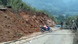 Lào Cai: Xuất hiện điểm sạt lở lớn gây chia cắt giao thông Quốc lộ 279