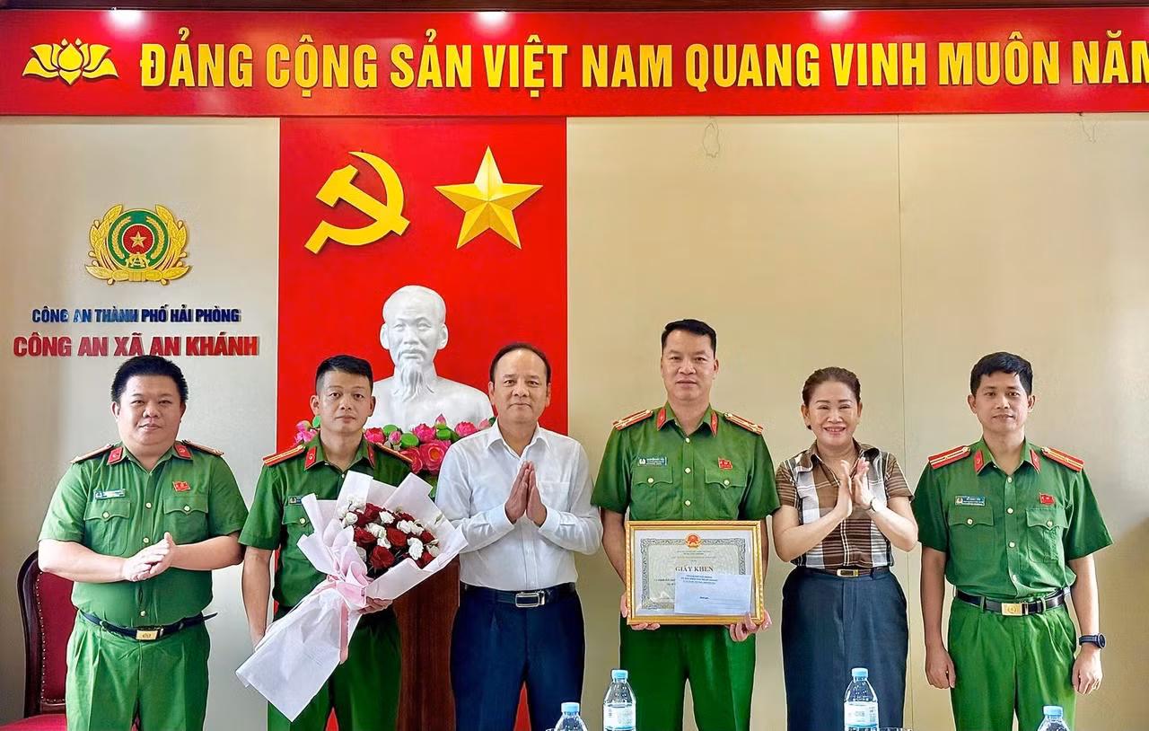 Lãnh đạo xã An Khánh khen thưởng lực lượng phá án.