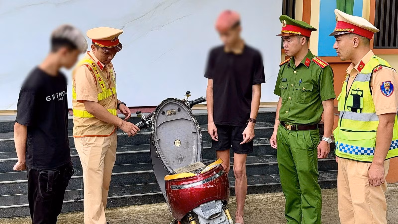 qua-kiem-tra-chiec-xe-dien-2-thieu-nien-dung-de-boc-dau-da-qua-do-che-khong-an-toan-khi-tham-gia-giao-thong.jpg