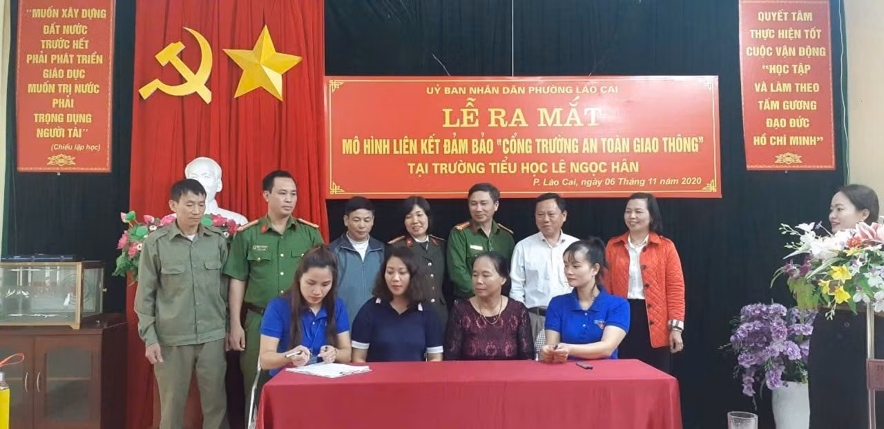 Đại diện cha mẹ học sinh và các tổ chức đoàn thể ký cam kết trong buổi Lễ ra mắt Mô hình "Cổng trường an toàn giao thông".
