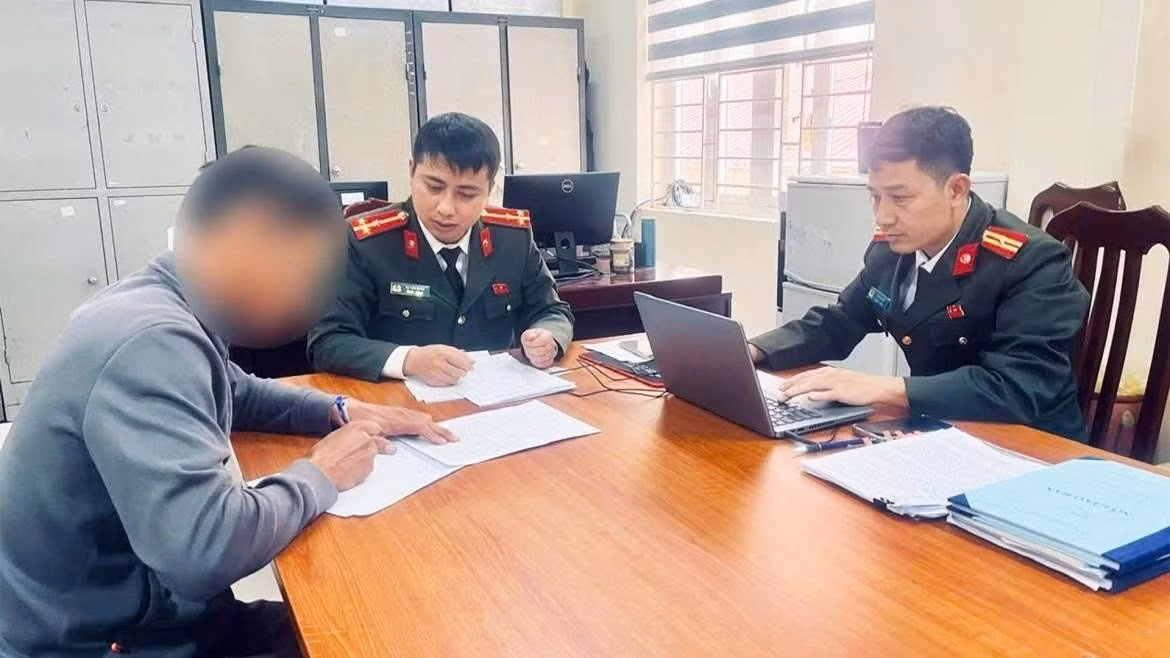 Cơ quan công an làm việc với trường hợp đăng tải, chia sẻ thông tin giả mạo, sai sự thật trên mạng xã hội.