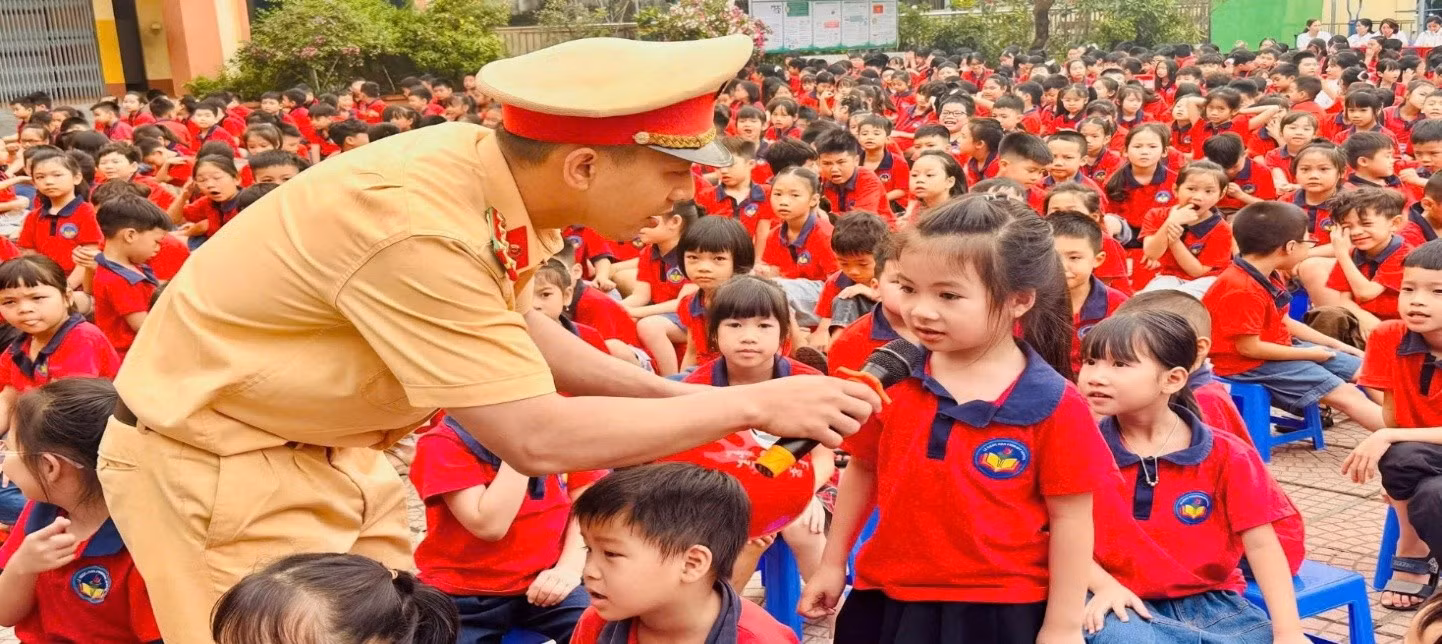 Học sinh Trường Tiểu học Lê Ngọc Hân tham gia hoạt động tuyên truyền về an toàn giao thông.