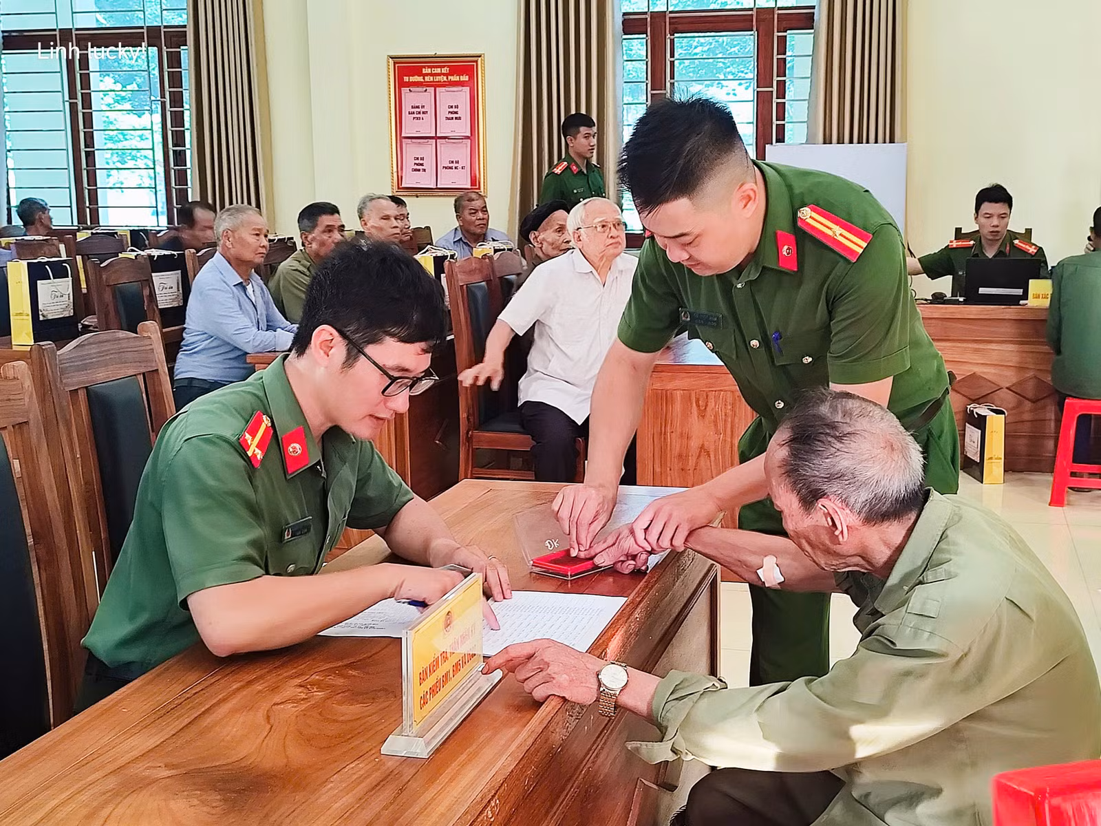 cong-an-phuong-ho-tro-cac-cu-suc-khoe-yeu.jpg
