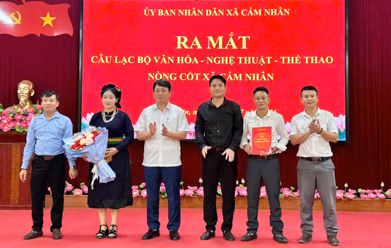 lanh-dao-ubnd-xa-cam-nhan-trao-quyet-dinh-thanh-lap-cau-lac-bo-van-hoa-nghe-thuat-the-thao-xa-cam-nhan.jpg