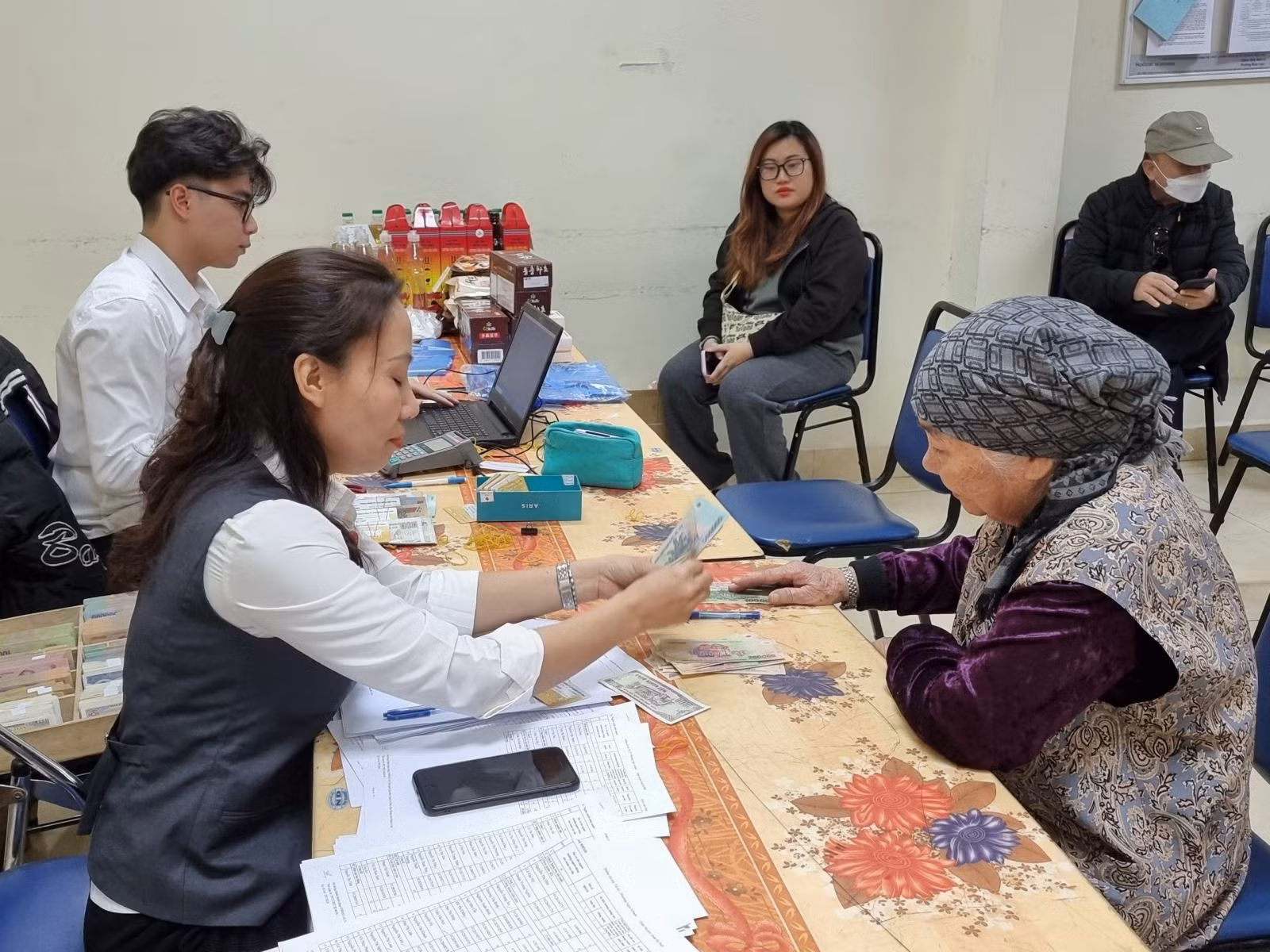 Chi trả lương hưu, trợ cấp cho người cao tuổi.