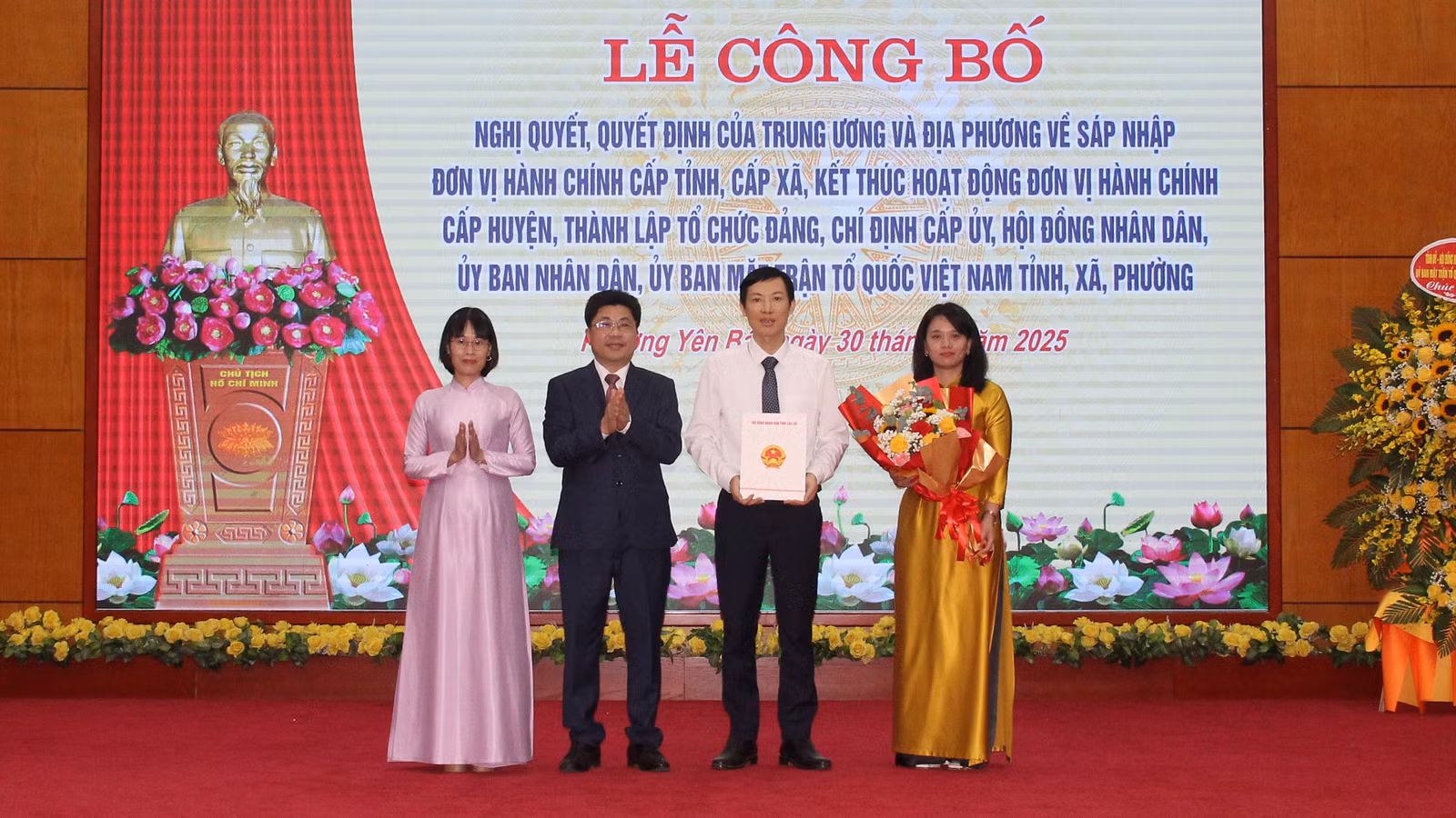 Trao quyết định về công tác cán bộ.