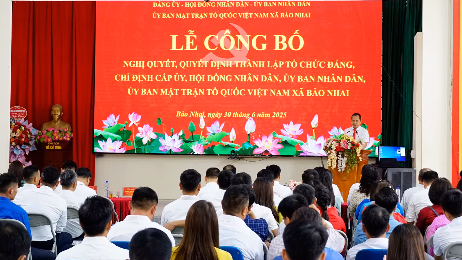 Quang cảnh lễ công bố.