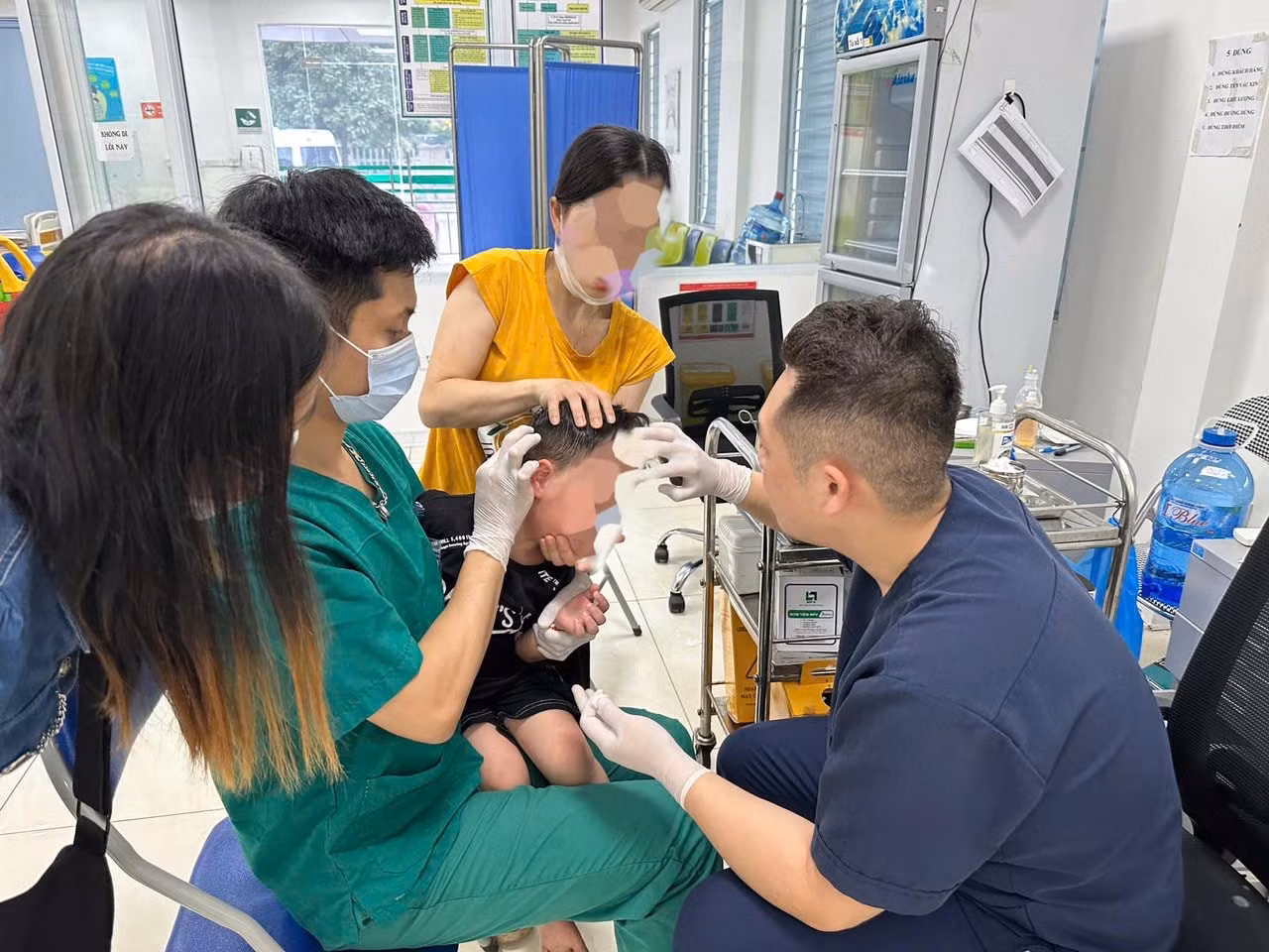 Sơ cứu, tiêm vaccine cho trẻ bị chó tấn công tại Bệnh viện Bệnh Nhiệt đới Trung ương.
