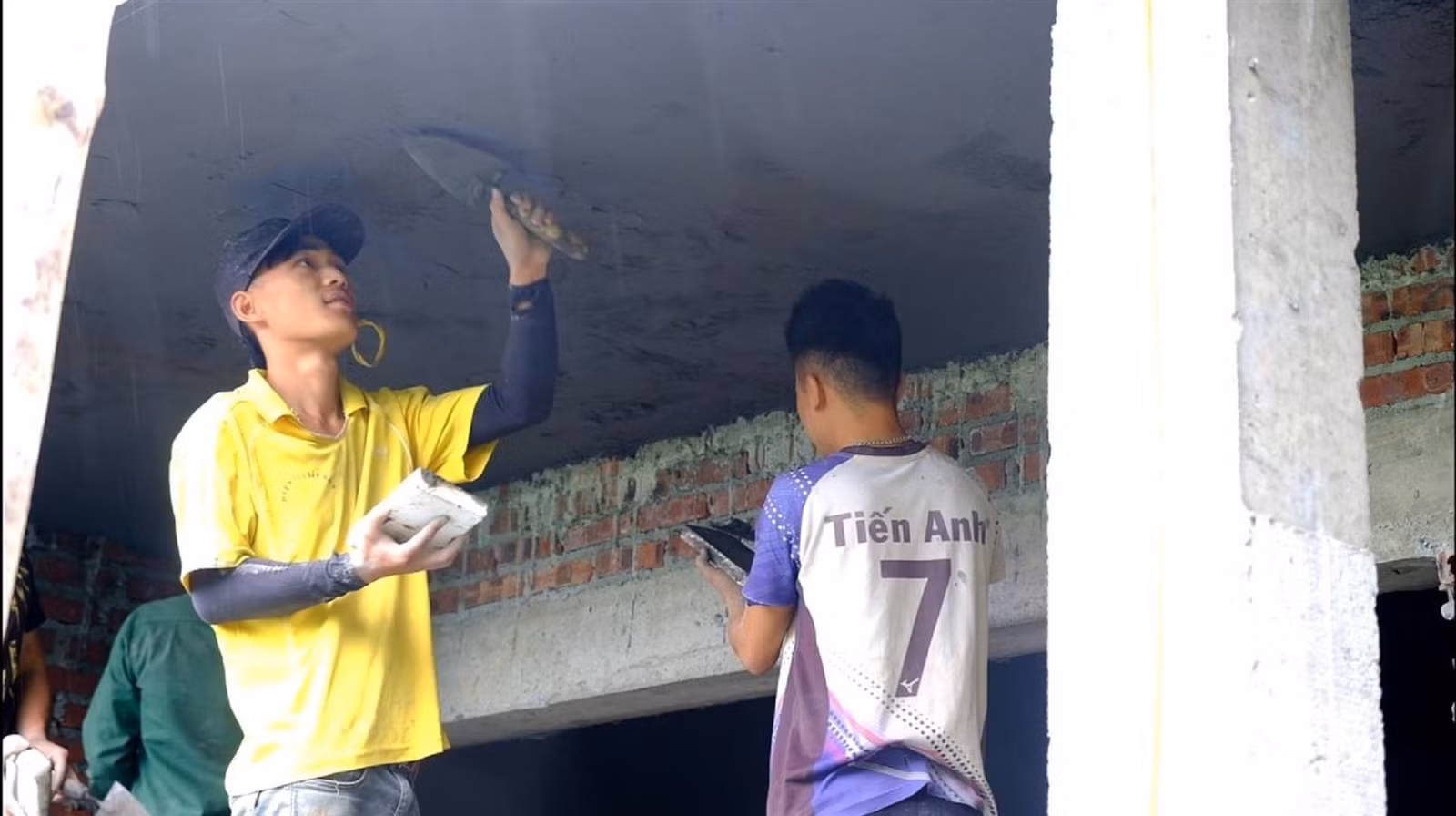 Bà con đổi công giúp đỡ gia đình anh Hoàng Thế Sang, thôn Tà San hoàn thiện nhà ở.