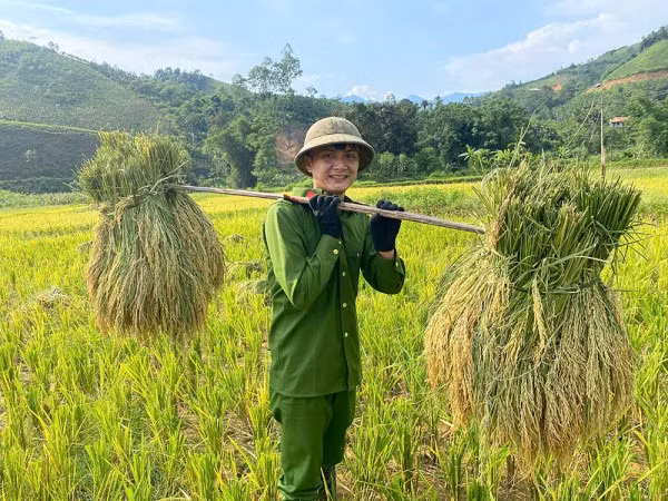 Nụ cười rạng rỡ của chiến sĩ Công an luôn vì dân phục vụ.