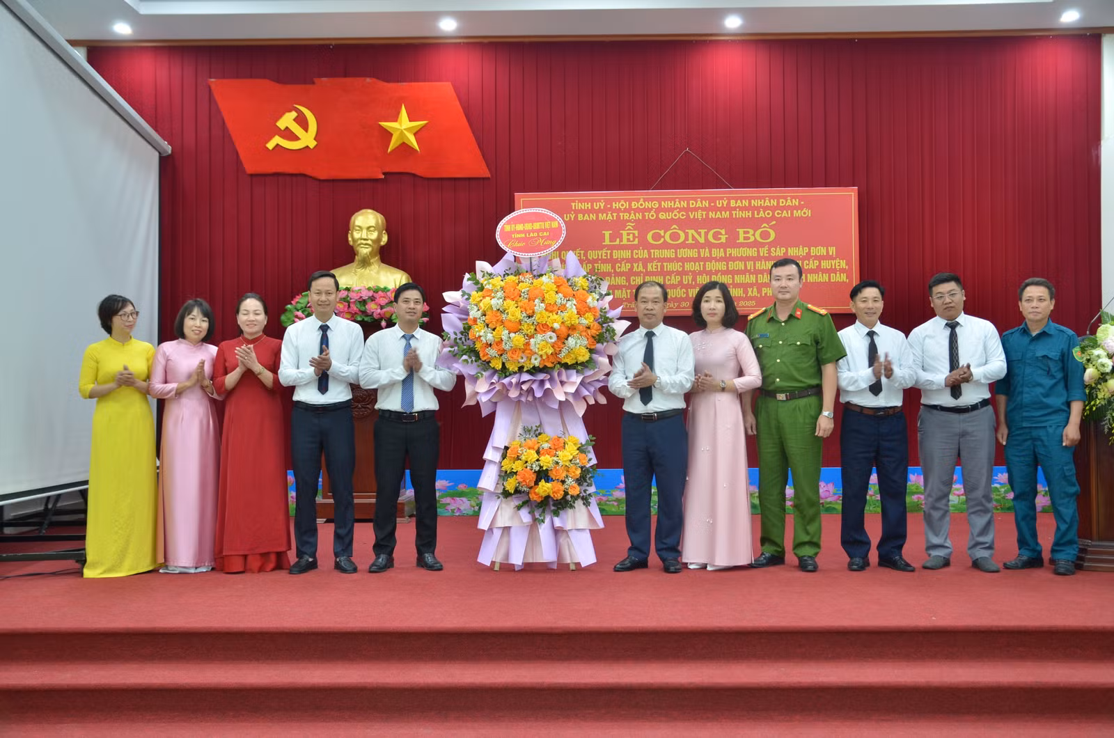 Tặng hoa chúc mừng xã Trấn Yên.