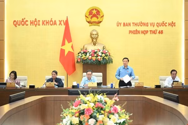 Phó Chủ tịch Quốc hội Nguyễn Khắc Định điều hành nội dung thảo luận.