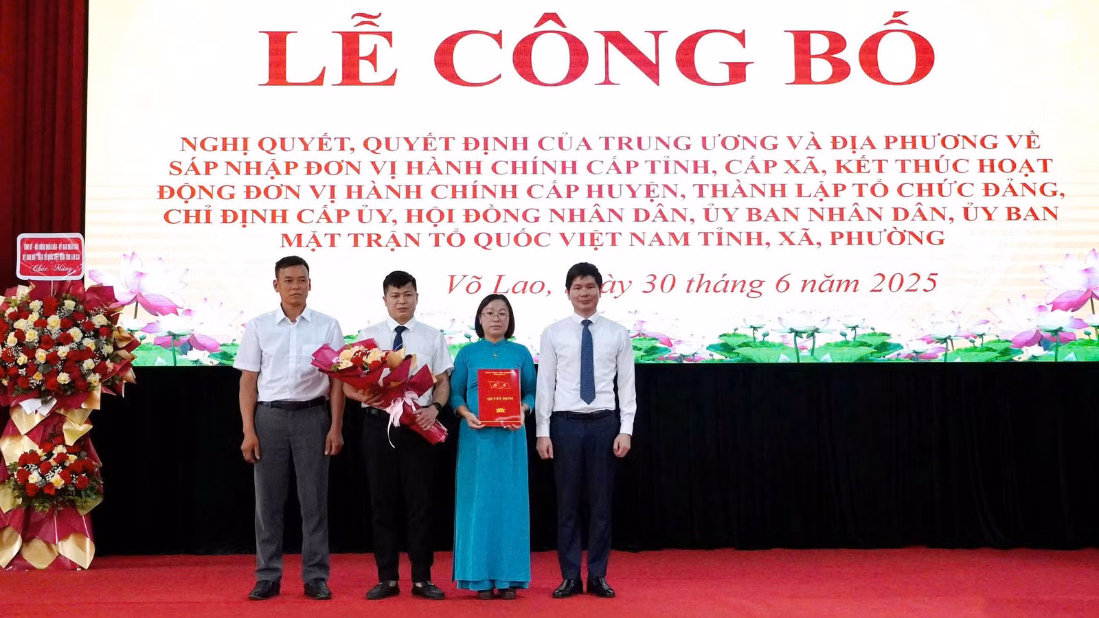 Trao các quyết định về công tác cán bộ.