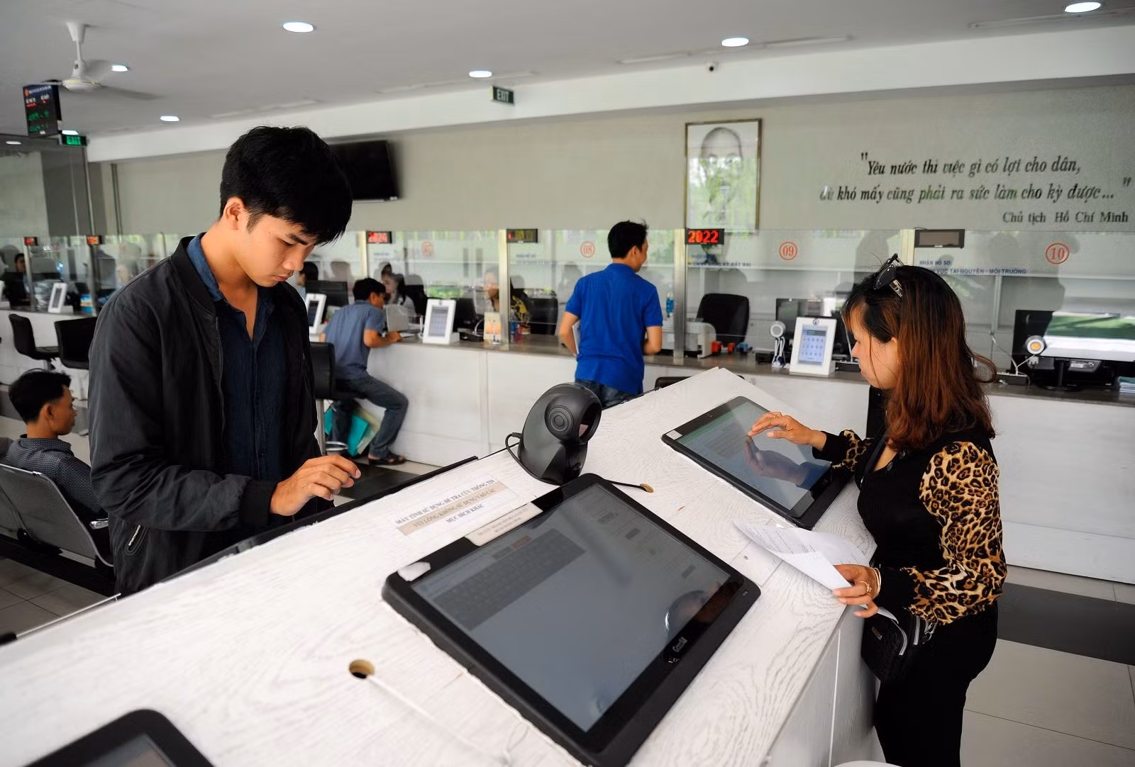 Người dân tìm kiếm thông tin, đăng ký hồ sơ nhà đất tại UBND Quận 12.