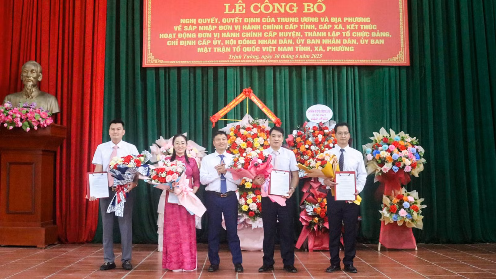 Trao các quyết định về công tác cán bộ tại buổi lễ.