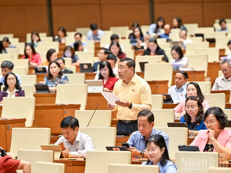 Đại biểu Quốc hội phát biểu thảo luận ở hội trường sáng 23/6.