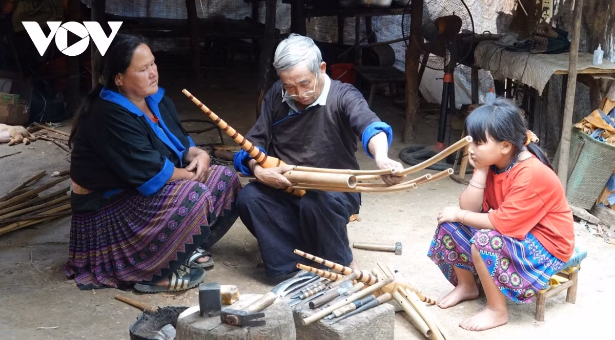 Nghệ nhân Thào Cáng Súa chế tác khèn Mông.